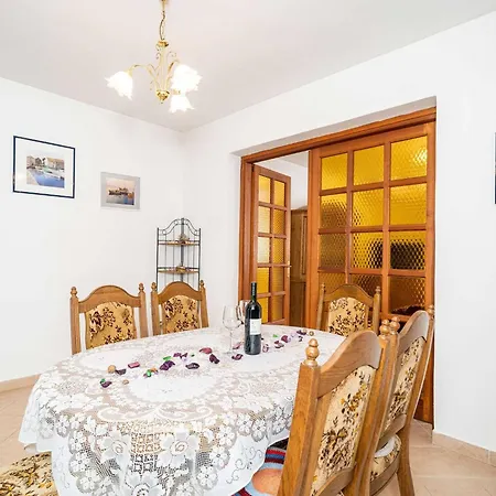 Bobi - Three Bedroom With Balcony And Sea View