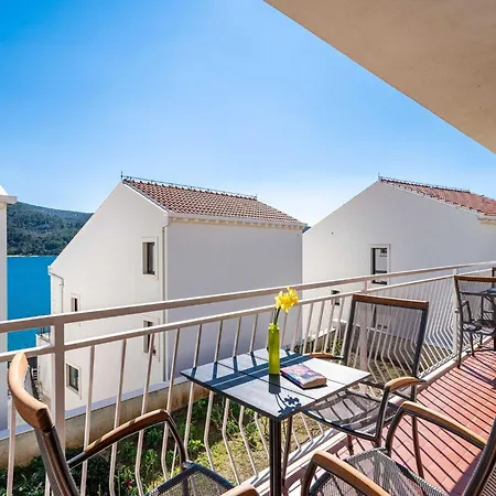 Bobi - Three Bedroom With Balcony And Sea View